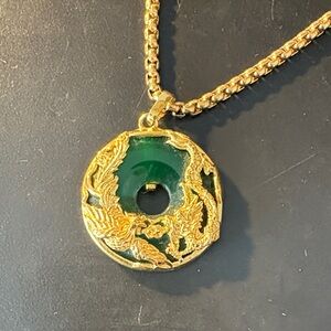 Elegant Green and Gold Pendant Necklace